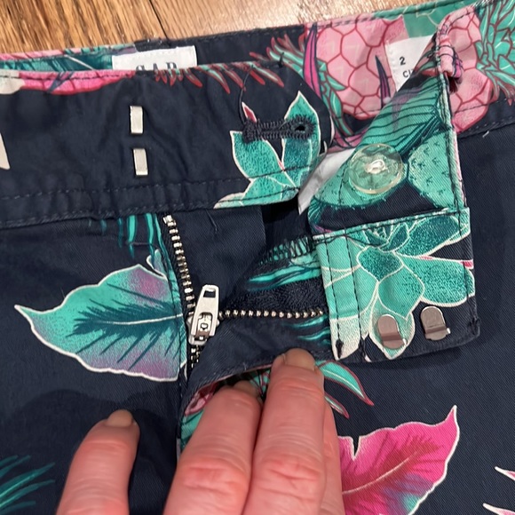 GAP Tropical City Shorts.  Size 2 - Picture 5 of 9